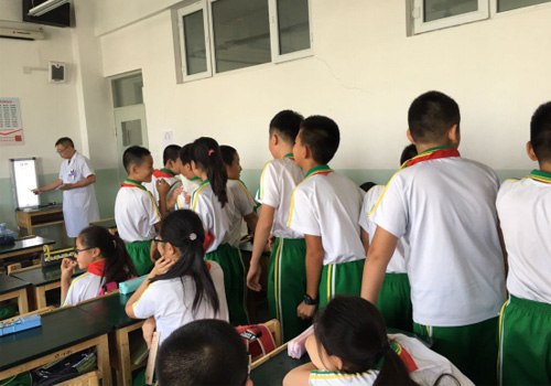 烏魯木齊電視臺(tái)聯(lián)合普瑞眼科走進(jìn)校園愛眼公益活動(dòng)