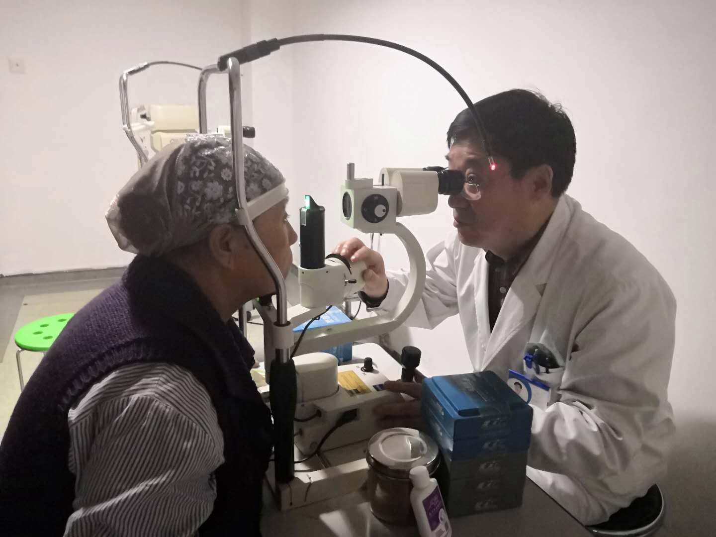 角膜移植+白內(nèi)障手術(shù)實施，64歲阿姨重回晚年幸福時光