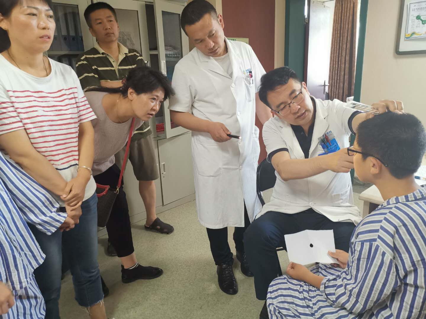 斜弱視專家楊士強(qiáng)博士來疆親診，耐心細(xì)致受稱贊