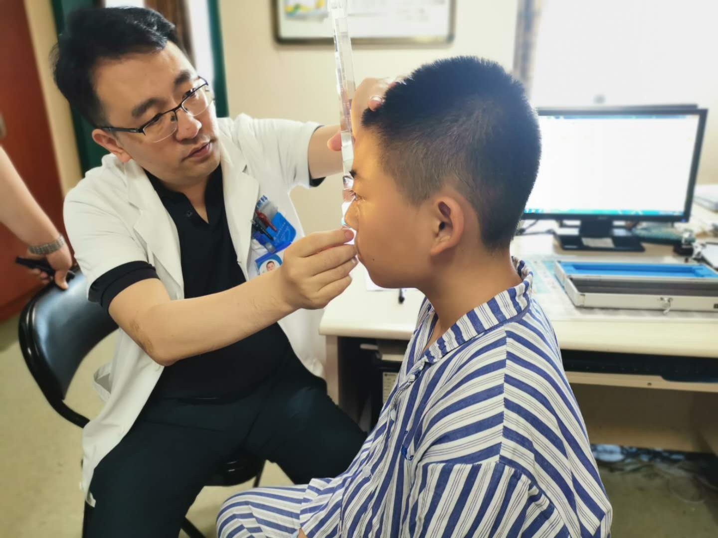 斜弱視專家楊士強博士來疆親診，耐心細(xì)致受稱贊