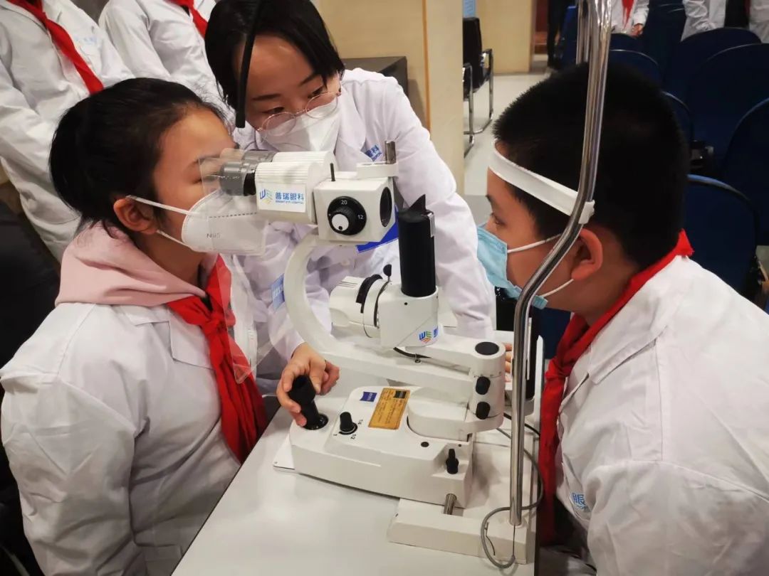 共青團天山區(qū)委員會走進普瑞眼科開展小醫(yī)生職業(yè)體驗活動
